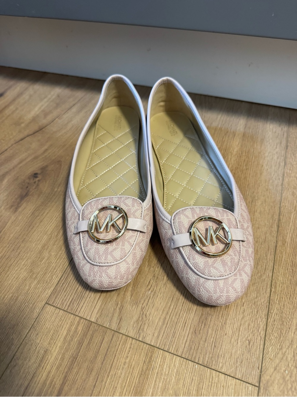 Michael Kors light Pink and Gold MK Logo Quilted Ballet Flats - Picture 2 of 8